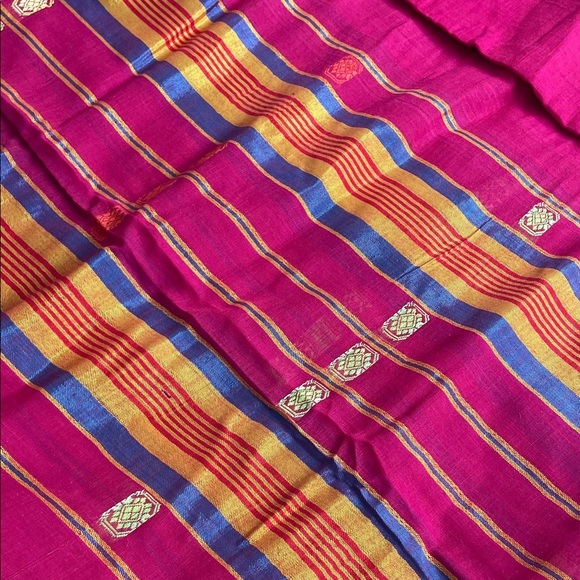 Vibrant Red and Gold Nine yards nauwari Saree - Picture 3 of 6